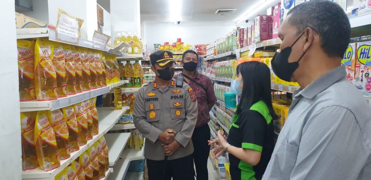 Atasi Kelangkaan, Kapolres Sibolga  Sidak Pedagang Minyak Goreng