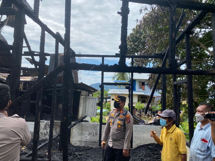 KAPOLRES SIBOLGA KUNJUNGI KORBAN KEBAKARAN