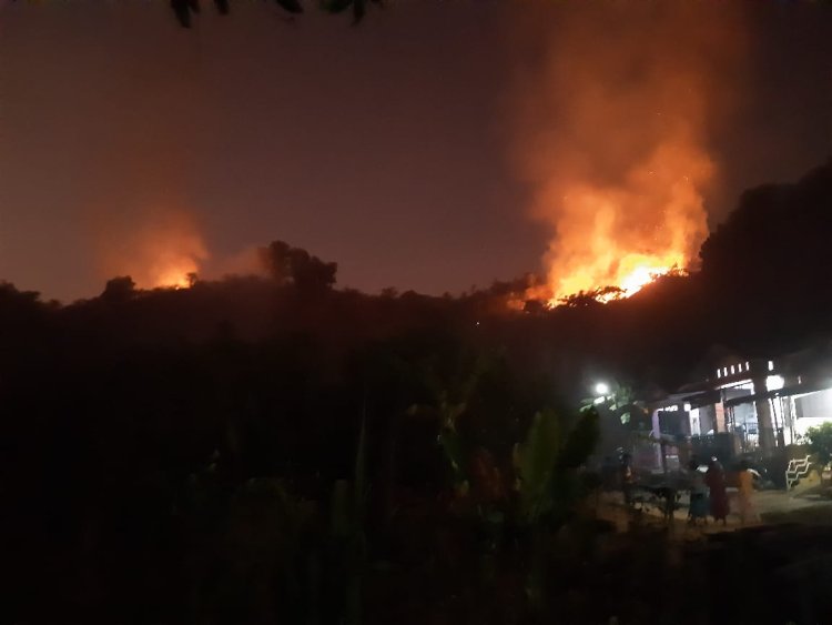 Jelang malam   Bukit Kaje-kaje Dan Sihopo-hopo Terbakar