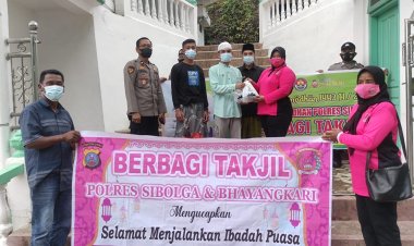 KAPOLRES SIBOLGA DAN IBU BAGI BAGI TAKJIL DI RAMADHAN 1443 H