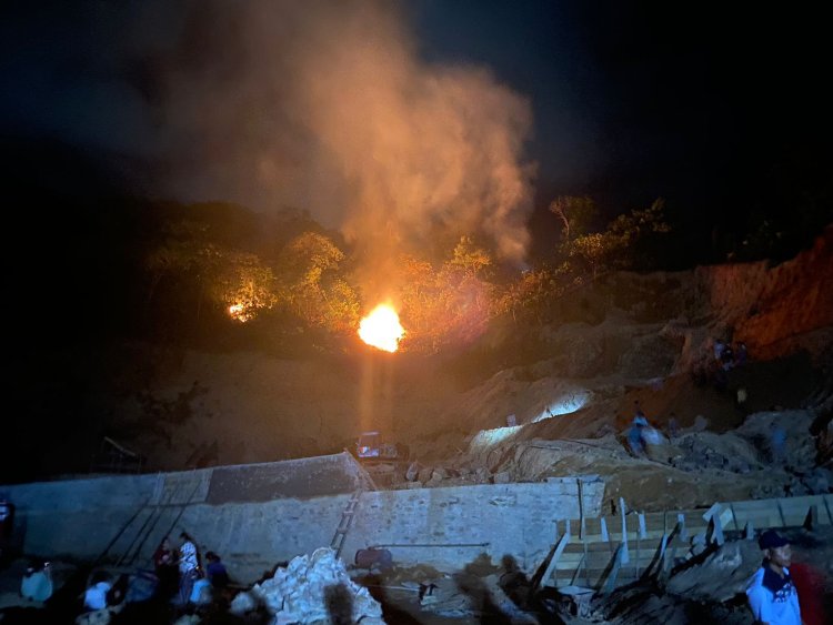 Bukit di Jl Tapian Terbakar 1/2 hektare Ludes dimakan Api
