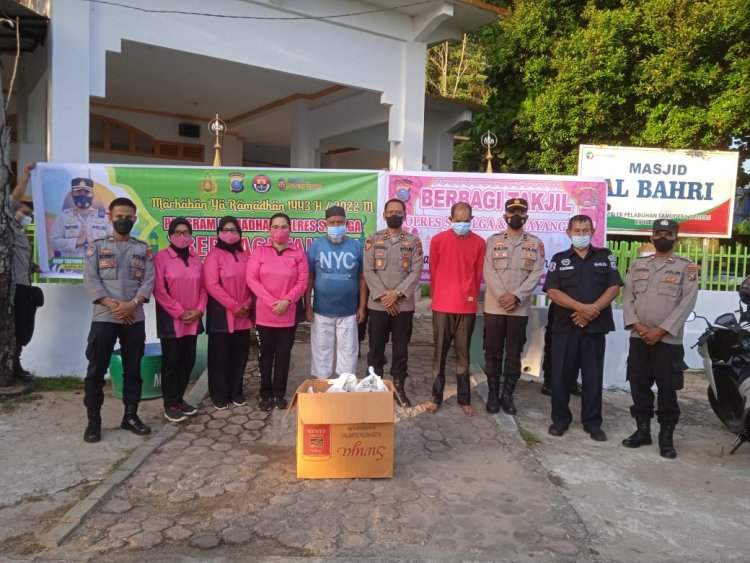 Kapolres Dan Ibu Bagi-Bagi Takjil : Patuhi Prokes !