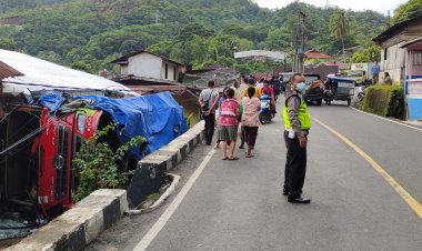 Sopir ngantuk, Truk Tangki Terguling Timpa Rumah Warga