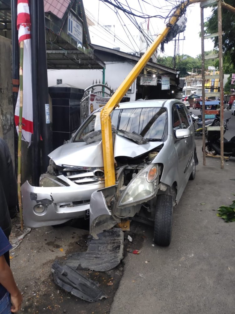 Mengantuk, Xenia Tabrak Tiang Listrik 