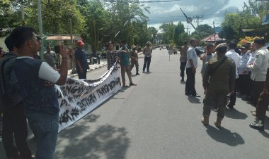 Forum Pemuda Pemerhati Kota Sibolga Demo Tuntut Pemerintah Tindak  Pelanggaran UU Angkutan Peti Kemas Trans Continent