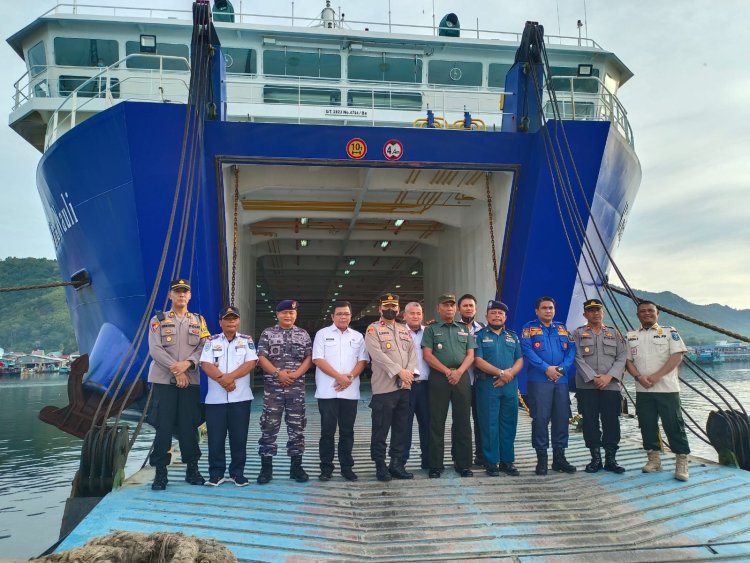 Jelang Nataru Kapolres dan unsur Forkopimda kota Sibolga tinjau Kesiapan pelabuhan Sambas dan ASP Sibolga.