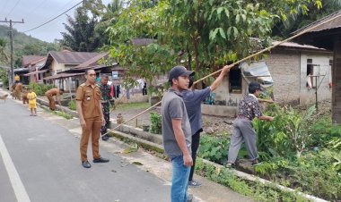 Babinsa Koramil 05/Kolang & Perangkat Desa Gelar Gotong Royong Bersihkan Lingkungan