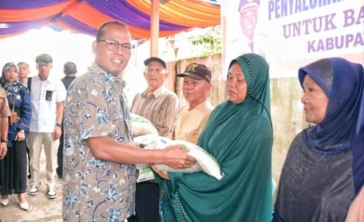 Bupati Serahkan 360,89 Ton Beras CBP Kepada Warga Tapteng