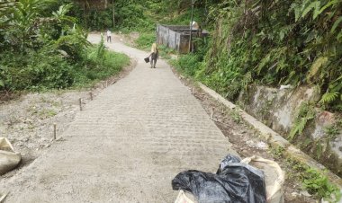 Untuk memperlancar transportasi Pedesaan Pemdes Naga Timbul Bangun Jalan Rabat Beton Sepanjang 203 Meter