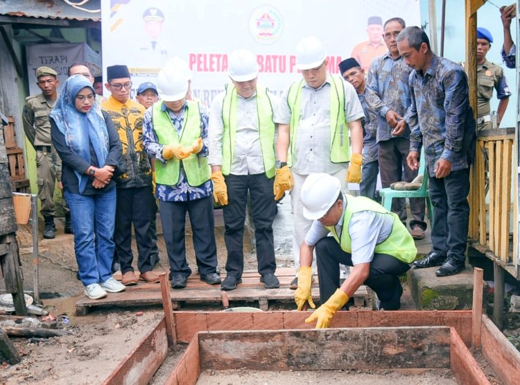 Tapteng "Membara", Pj Bupati Tapteng Letakan  Batu Pertama Pembangunan RTLH di Kelurahan Hajoran