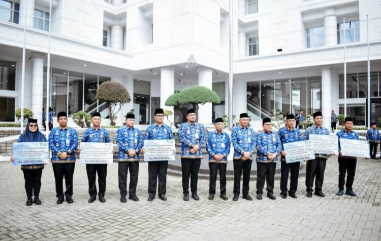 Gubsu Serahkan Bantuan 500 juta Dari  KORPRI Sumut Untuk Bencana Di Tapteng 